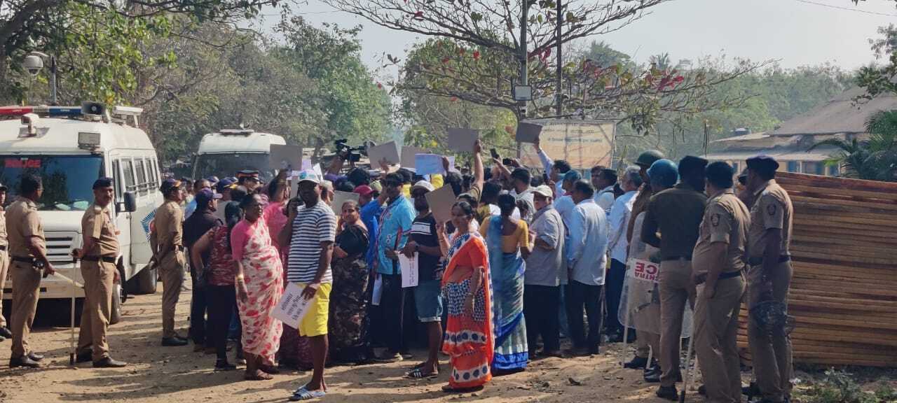 बाद में, अक्सा गांव और आसपास के कोलीवाड़ा के सात प्रतिनिधियों ने मालवानी पुलिस स्टेशन और मुंबई उपनगरीय जिला कलेक्टर राजेंद्र क्षीरसागर से मुलाकात की. 