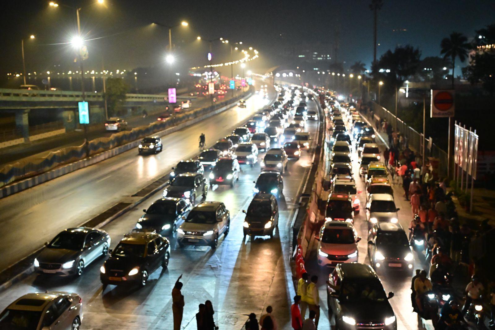 नए साल की पूर्व संध्या पर मरीन ड्राइव लोगों के उत्साह का केंद्र बना रहा. बड़ी संख्या में लोग अपने परिवार और दोस्तों के साथ वहां पहुंचे, जिससे मरीन ड्राइव और इसके आसपास ट्रैफिक जाम की स्थिति बन गई. गाड़ियों की लंबी कतारें और पैदल यात्रियों की भारी भीड़ ने चुनौतीपूर्ण स्थिति पैदा कर दी.