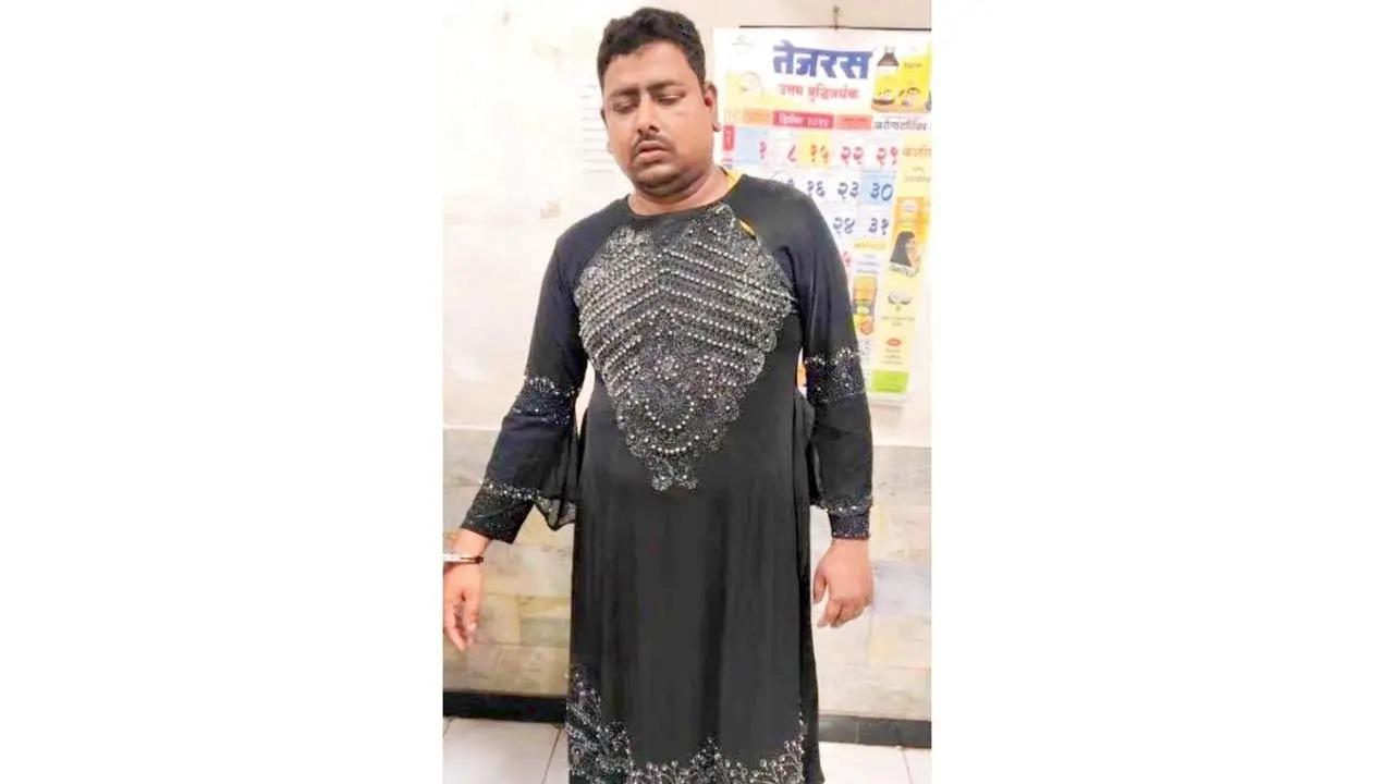 पुलिस ने आरोपी की पहचान तौरीकुल दलाल के रूप में की है.