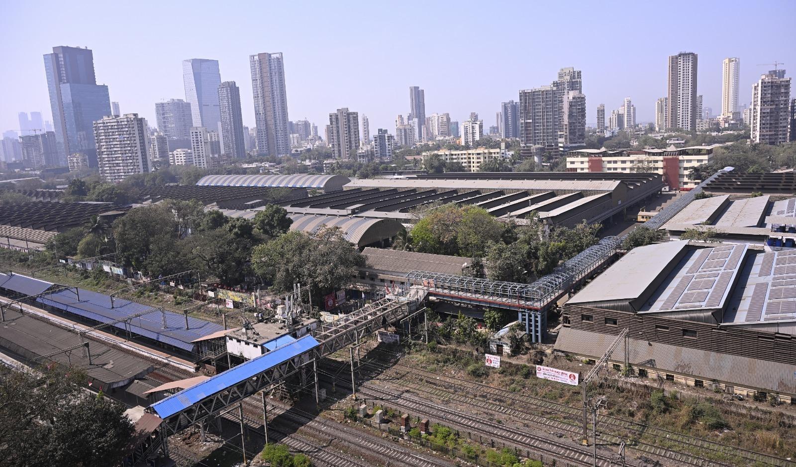 साथ ही, यहां एक व्यस्त सब्जी और फूल बाजार, मंदिर और अन्य महत्वपूर्ण स्थल भी हैं, जिससे इस पुल की उपयोगिता और बढ़ जाती है.
