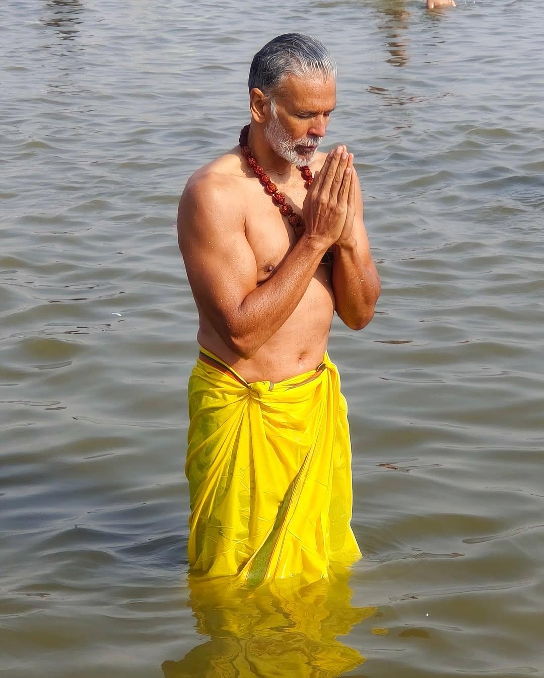 मिलिंद सोमन अपनी महाकुंभ यात्रा के दैरान पीले रंग की धोती पहने और गले में रुद्राक्ष की माला धारण करते हुए दिखाई दिए. 