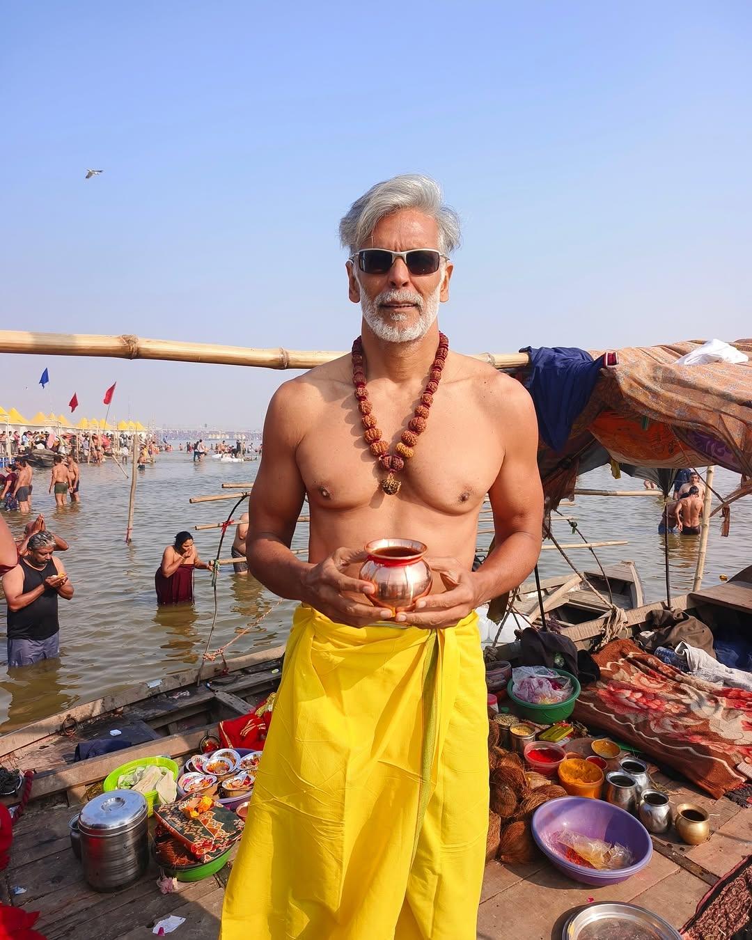 मिलिंद और अंकिता भी इस परंपरा में शामिल हुए और इस पवित्र संगम में अपने अनुभव को साझा किया.