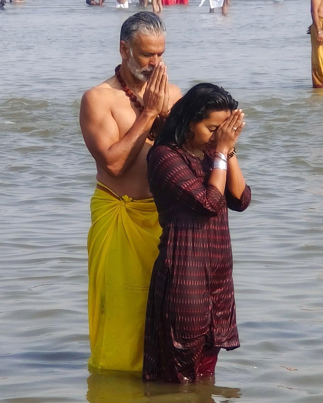 जैसे ही मिलिंद ने अपनी तस्वीरें शेयर किए, फैंस ने 
