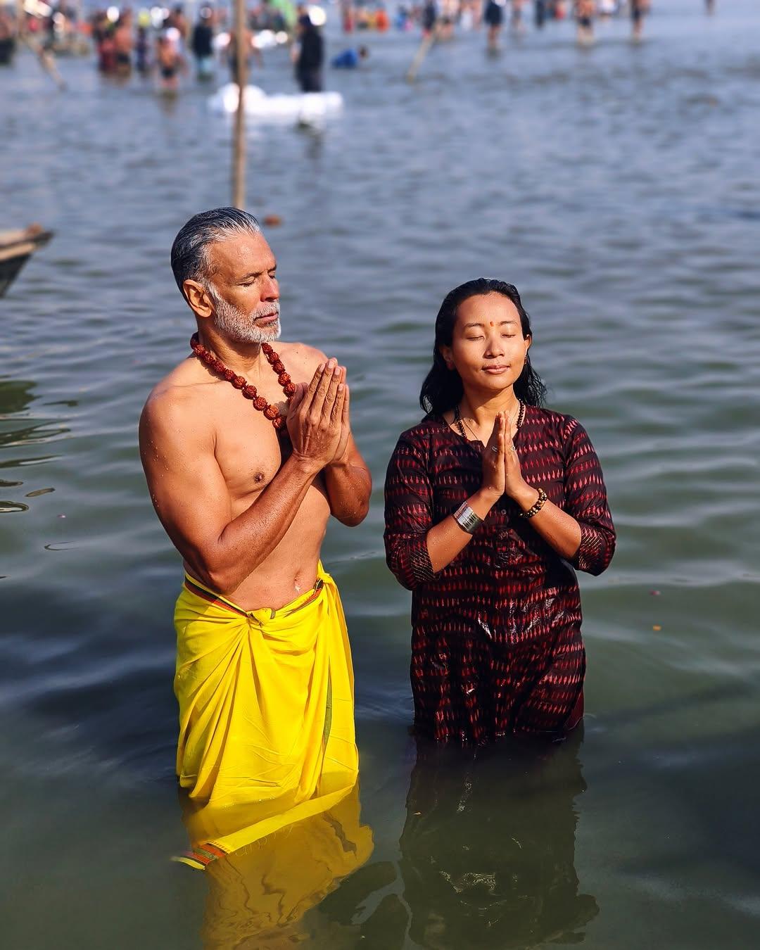 मिलिंद सोमन और उनकी पत्नी अंकिता न सिर्फ फिटनेस और ट्रैवल गोल्स देते हैं, बल्कि लाइफस्टाइल और आध्यात्मिकता में भी उनका खास जुड़ाव नजर आता है.