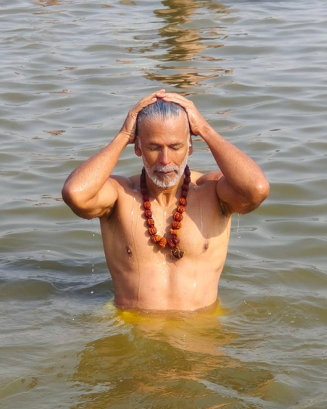 बॉलीवुड का यह कपल अक्सर भारत की सांस्कृतिक धरोहरों का अनुभव लेते हुए देखे जाते हैं, और इस बार उन्होंने महाकुंभ 2024 में शिरकत कर अपने फैंस को भी प्रेरित कर दिया!