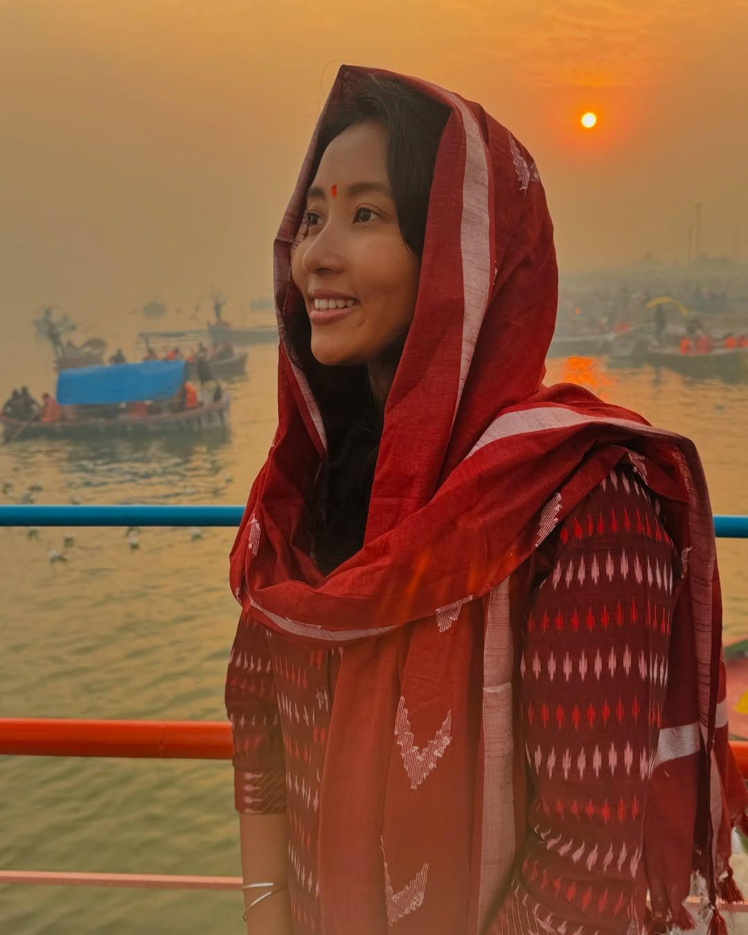 वहीं उनकी खूबसूरत पत्नी रेड कलर के प्रिंटेड सूट में सादगी भरे अंदाज में दिखीं. 