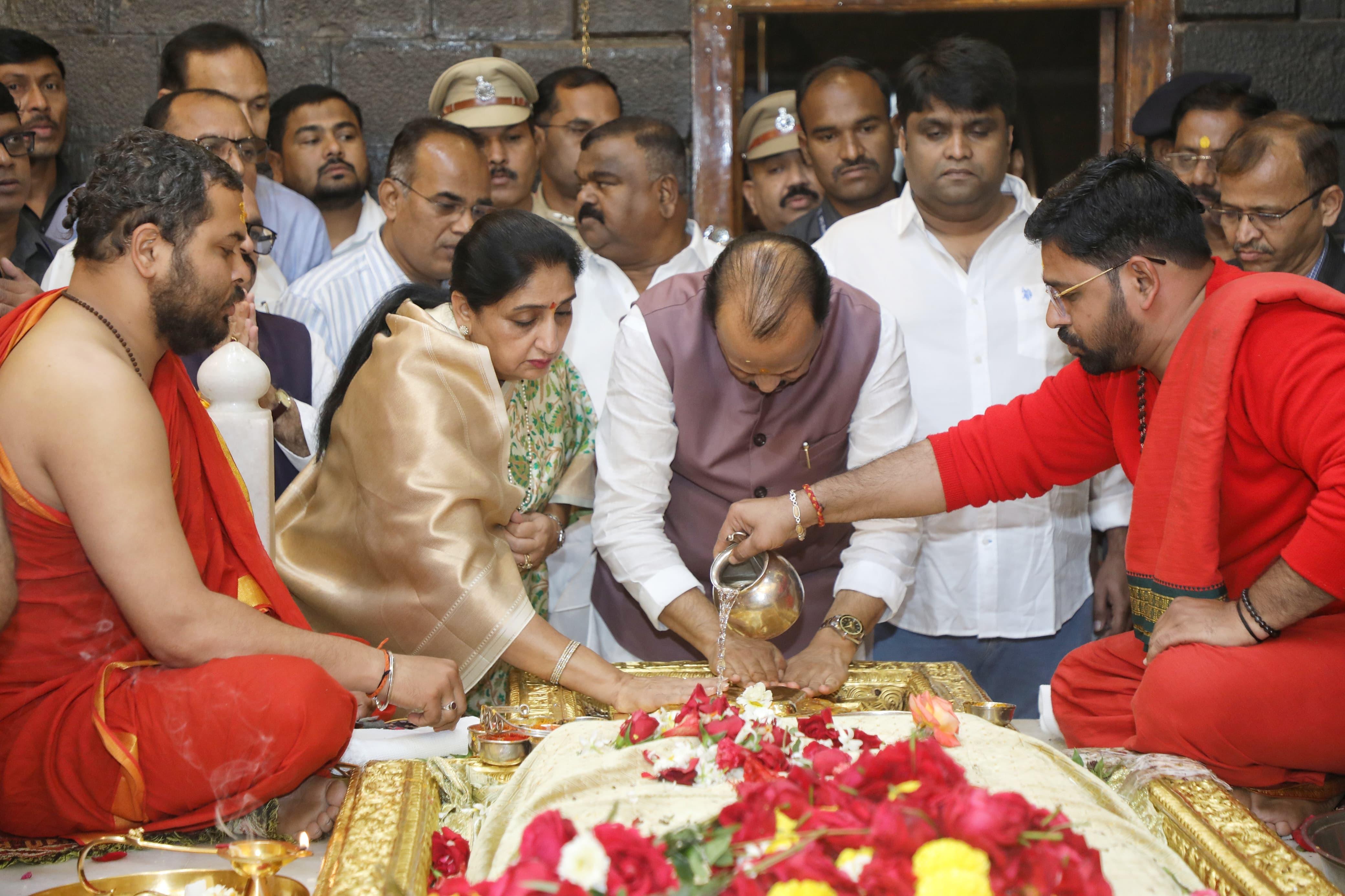 शिर्डी इन दिनों न केवल धार्मिक गतिविधियों का केंद्र है, बल्कि यह महाराष्ट्र की राजनीति में शक्ति प्रदर्शन और रणनीति बनाने का प्रमुख मंच बन गया है. निकाय चुनावों के नतीजे बताएंगे कि अजित पवार का यह `नवसंकल्प` कितना प्रभावी साबित होता है.
