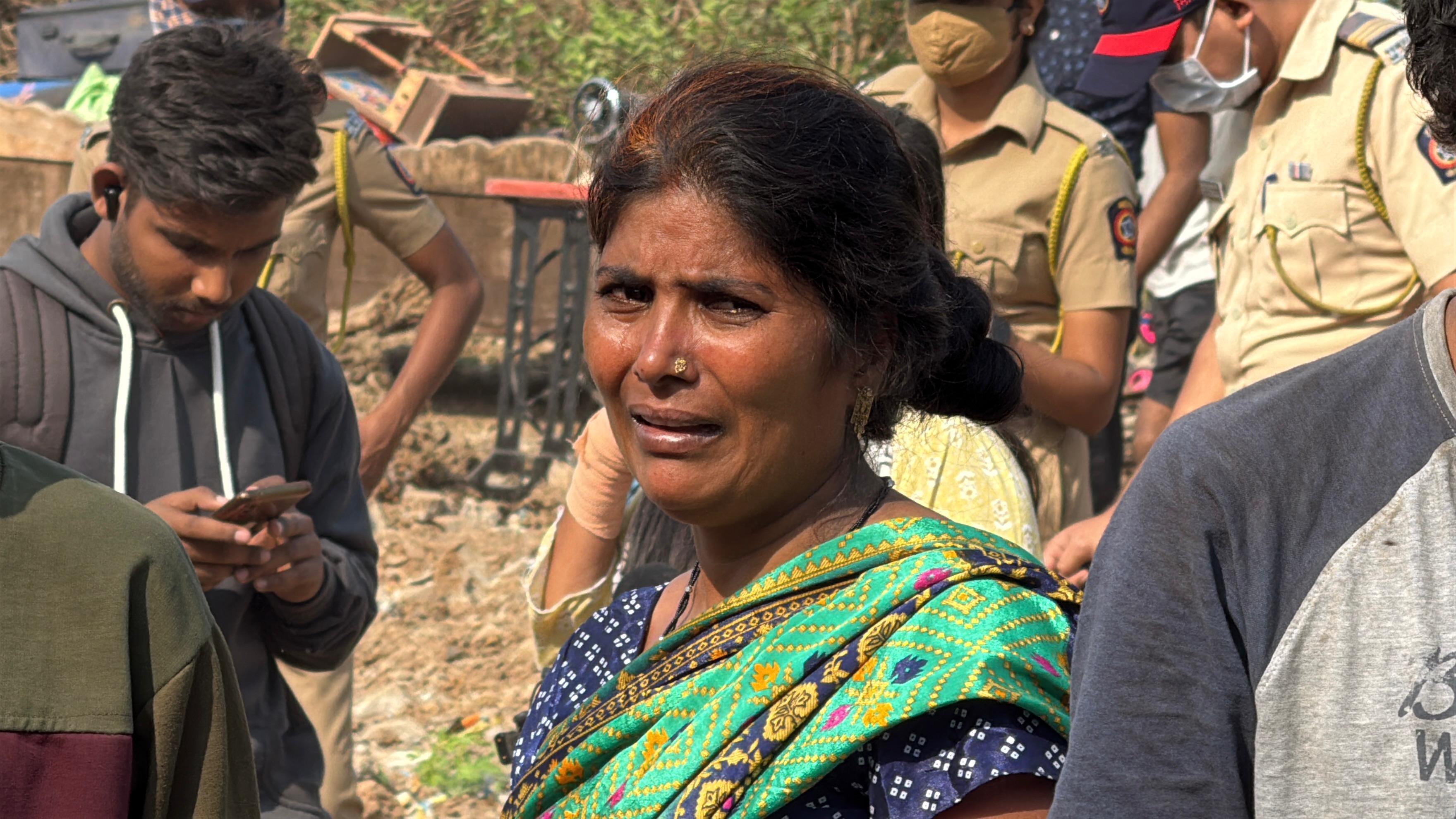 स्थानीय भू-माफिया ने इस भूमि पर कब्जा कर 41 अनधिकृत इमारतें खड़ी कर दी थीं. यह जमीन महाराष्ट्र नगर एवं औद्योगिक विकास निगम लिमिटेड (सिडको) के नियंत्रण में थी.