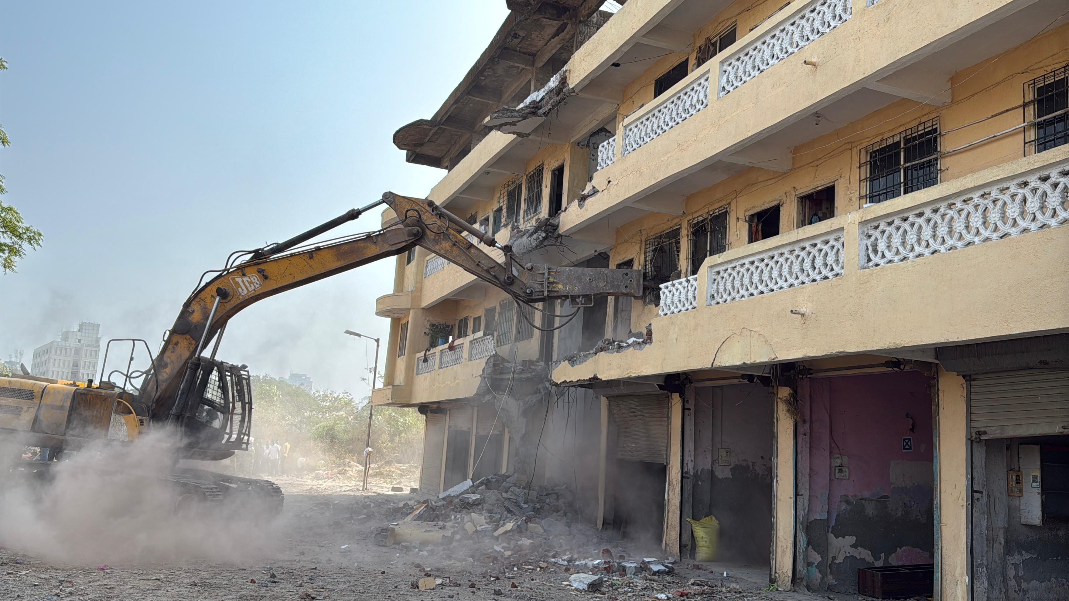 विस्थापित निवासियों का कहना है कि उन्होंने अपने सपनों का घर खरीदने के लिए वर्षों तक मेहनत कर एक-एक पैसा जोड़ा था. वे इस बात से आहत हैं कि जिन अधिकारियों को वे नियमित रूप से घर का कर देते थे, 