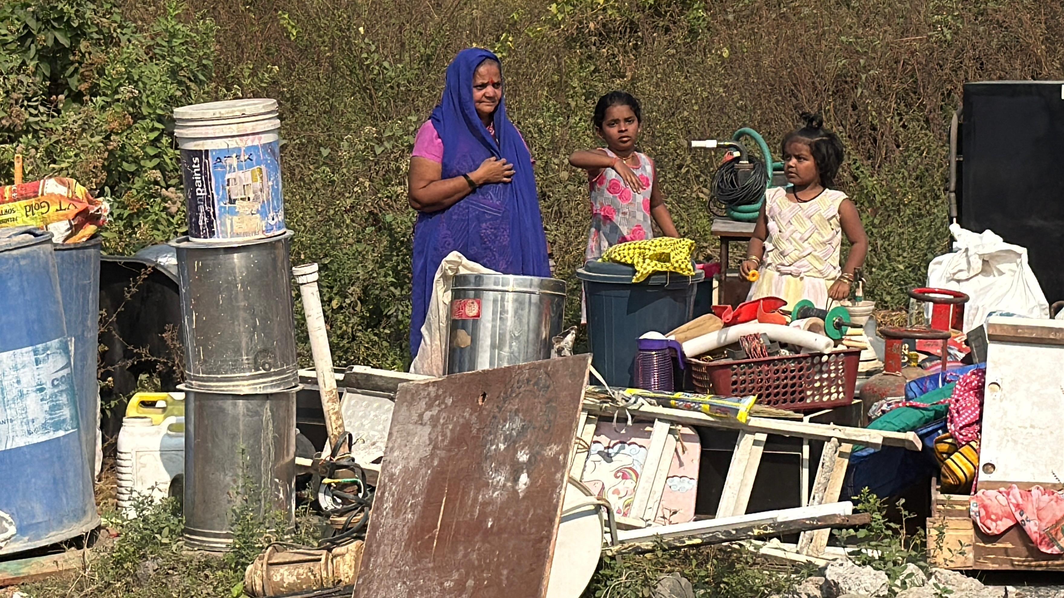 विस्थापित परिवारों का सामान इलाके के फुटपाथ और सड़कों के किनारे बिखरा हुआ पड़ा है. महिलाएं और लड़कियां रात में अपनी सुरक्षा को लेकर चिंतित हैं क्योंकि यह इलाका अक्सर नशेड़ियों का अड्डा बना रहता है.