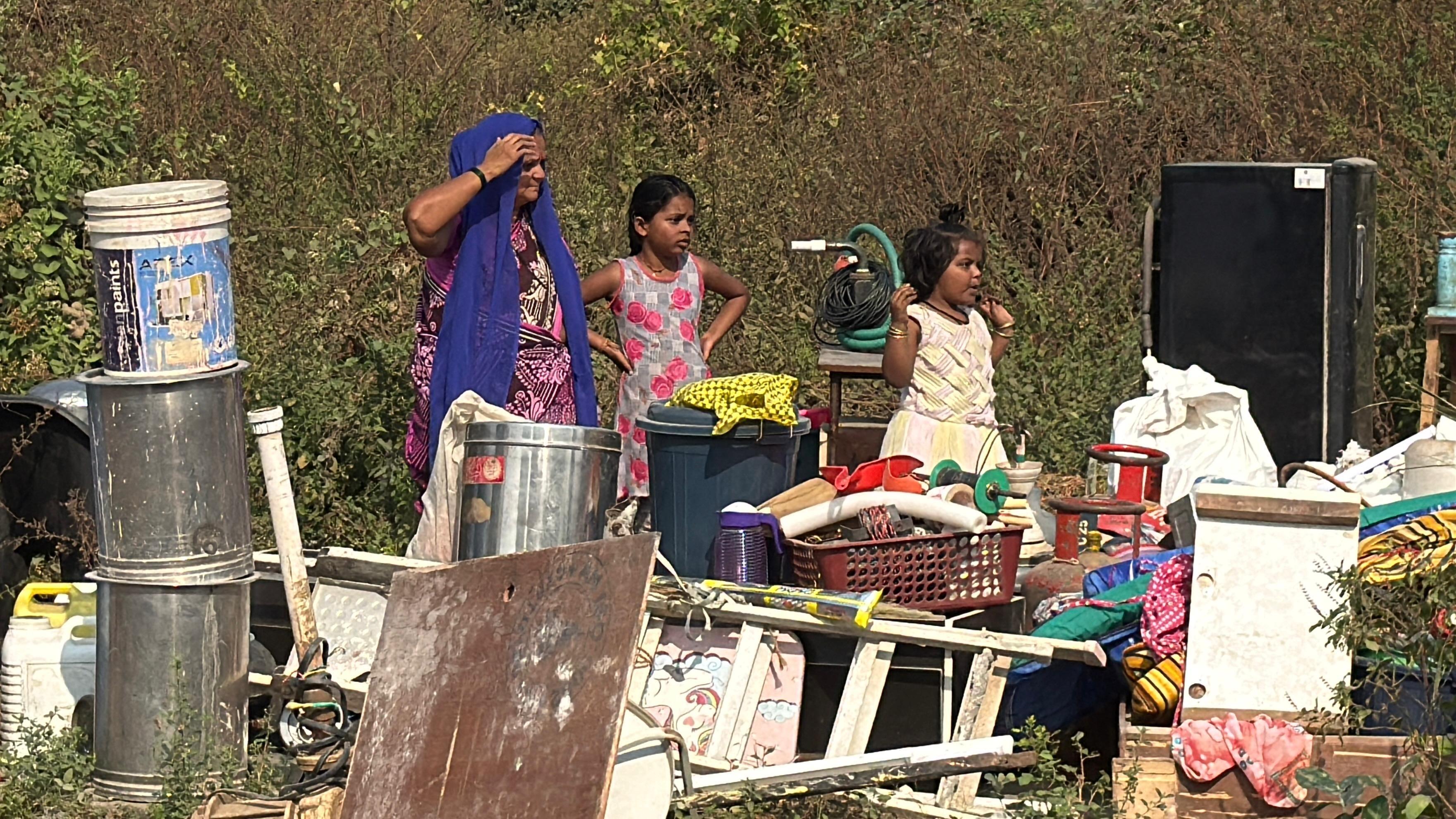 यह कार्रवाई जहां सरकारी अमले के दृढ़ संकल्प को दिखाती है, वहीं दूसरी ओर, आम नागरिकों के प्रति उनकी संवेदनहीनता और भू-माफिया के खिलाफ ठोस कार्रवाई की कमी को उजागर करती है.
