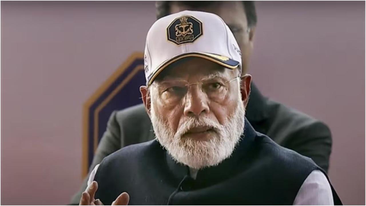मुंबई में नौसेना डॉकयार्ड में प्रधानमंत्री मोदी. (तस्वीर/पीटीआई)