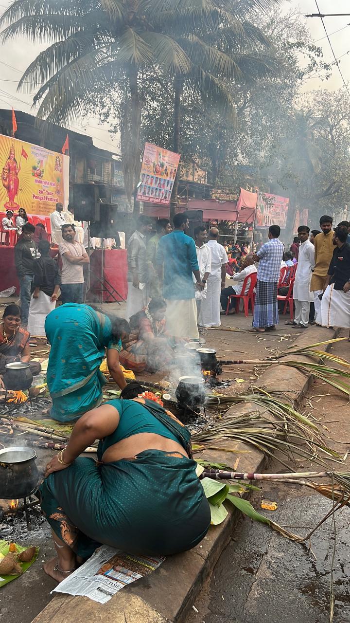 पोंगल उत्सव के मुख्य आकर्षण में पारंपरिक व्यंजन पोंगल (चावल, गुड़ और दूध से बना विशेष पकवान) की तैयारी रही. 