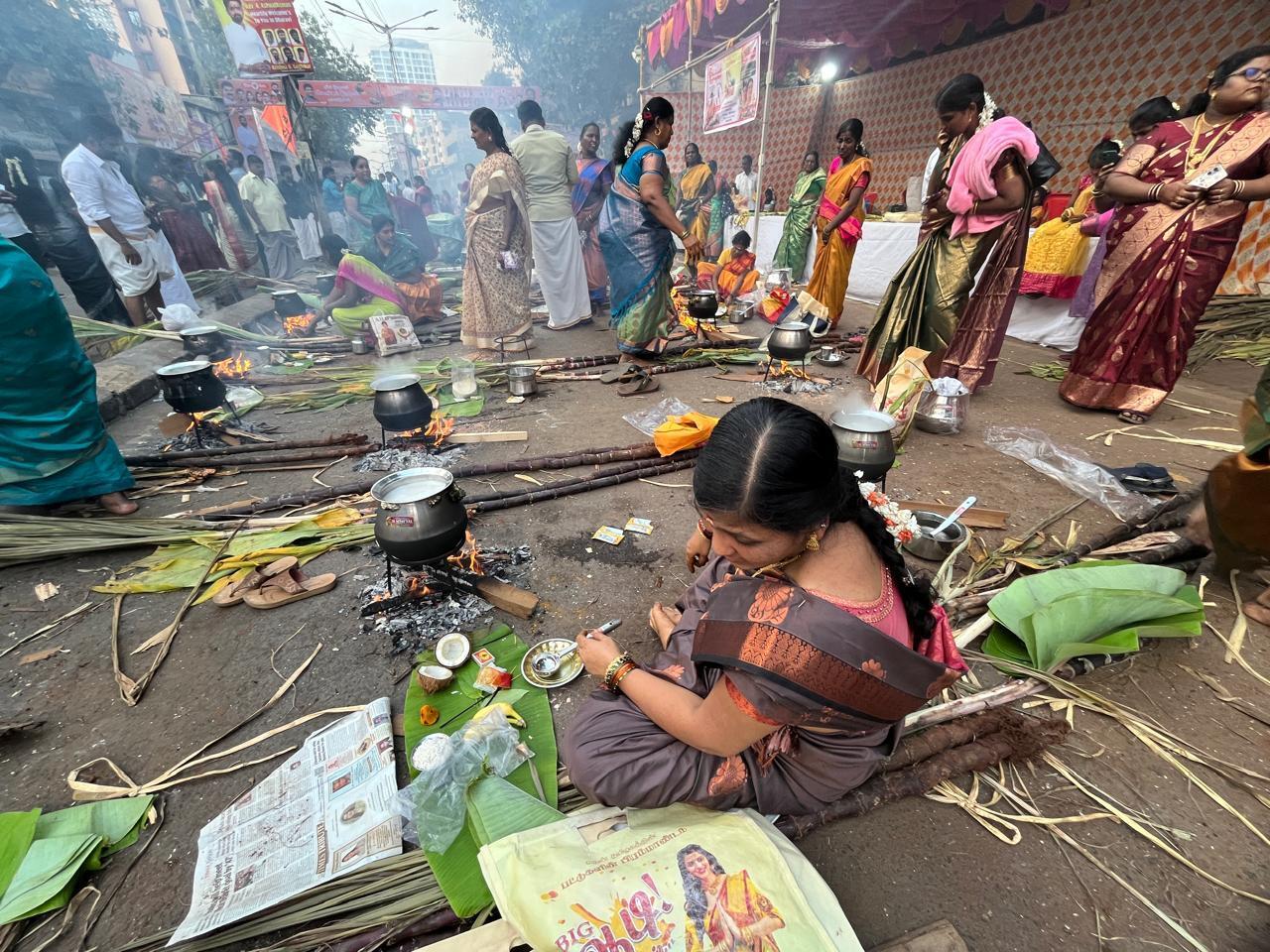 धारावी के कई स्थानों पर सामूहिक रूप से मिट्टी के बर्तनों में पोंगल पकाने का आयोजन किया गया. जैसे ही पोंगल पकने के दौरान दूध उफनता, लोग खुशी से 