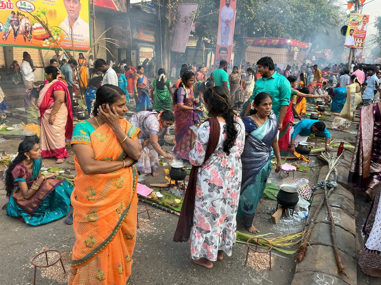 पोंगल से पहले धारावी के बाजारों में जबरदस्त रौनक देखने को मिली, जहां लोग त्योहार के लिए आवश्यक सामान जैसे चावल, गुड़, नारियल, हल्दी के पत्ते और मिट्टी के बर्तन खरीदते देखे गए.