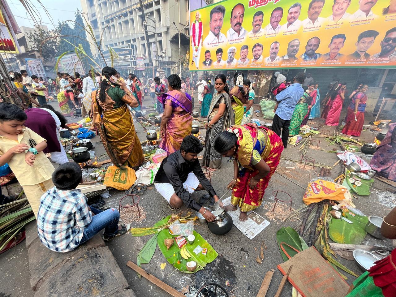 धारावी, जो विभिन्न संस्कृतियों और समुदायों का केंद्र है, इस समय पूरी तरह से त्योहार के रंग में रंगा हुआ नजर आया. 90 फीट रोड पर दक्षिण भारतीय समुदाय के लोग पारंपरिक परिधानों में सजे-धजे दिखे. इस दौरान, महिलाएं पारंपरिक कांजीवरम साड़ियां पहने और पुरुष धोती और अंगवस्त्रम में नजर आए.