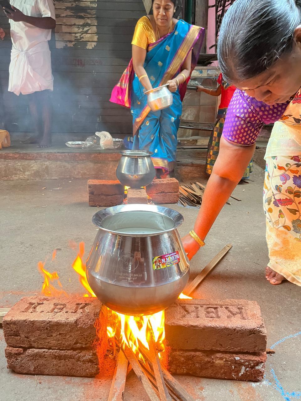 इसके अलावा, इस त्योहार पर पारंपरिक नृत्य और संगीत का भी आयोजन हुआ. तमिल गीतों पर नृत्य और कोलम (रंगोली) बनाने की प्रतियोगिताएं भी हुईं, जिसमें महिलाओं और बच्चों ने बढ़-चढ़कर हिस्सा लिया.