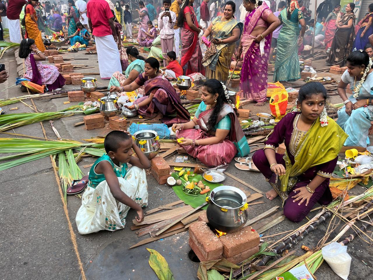 धारावी में पोंगल का यह उत्सव न केवल दक्षिण भारतीय संस्कृति की झलक प्रस्तुत करता है, बल्कि मुंबई की विविधता और भाईचारे को भी उजागर करता है. यह त्योहार सभी को खुशियों और समृद्धि का संदेश देता है.