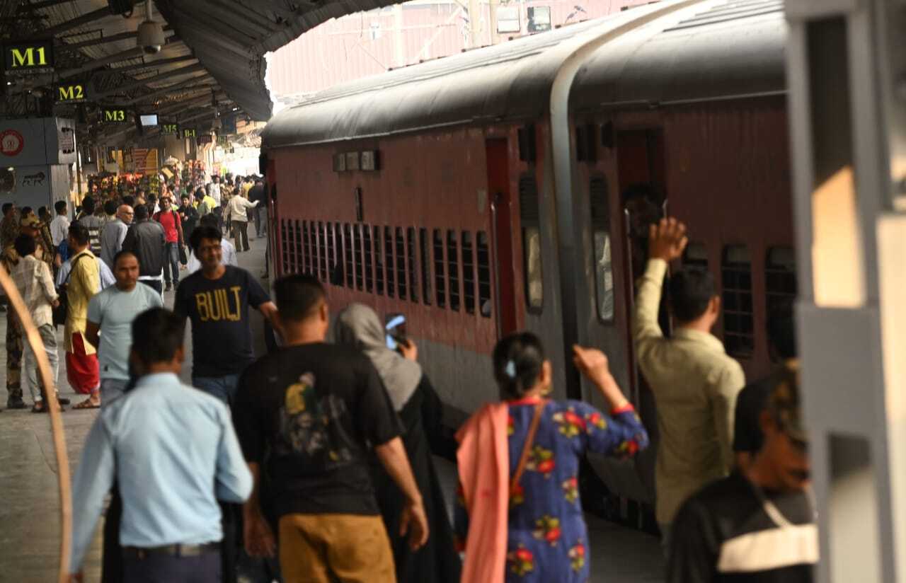 हादसे के बाद पुष्पक एक्सप्रेस की मुंबई से कुछ तस्वीरें सामने आई हैं, वे उस भयावह घटना की गवाही दे रही हैं. 
