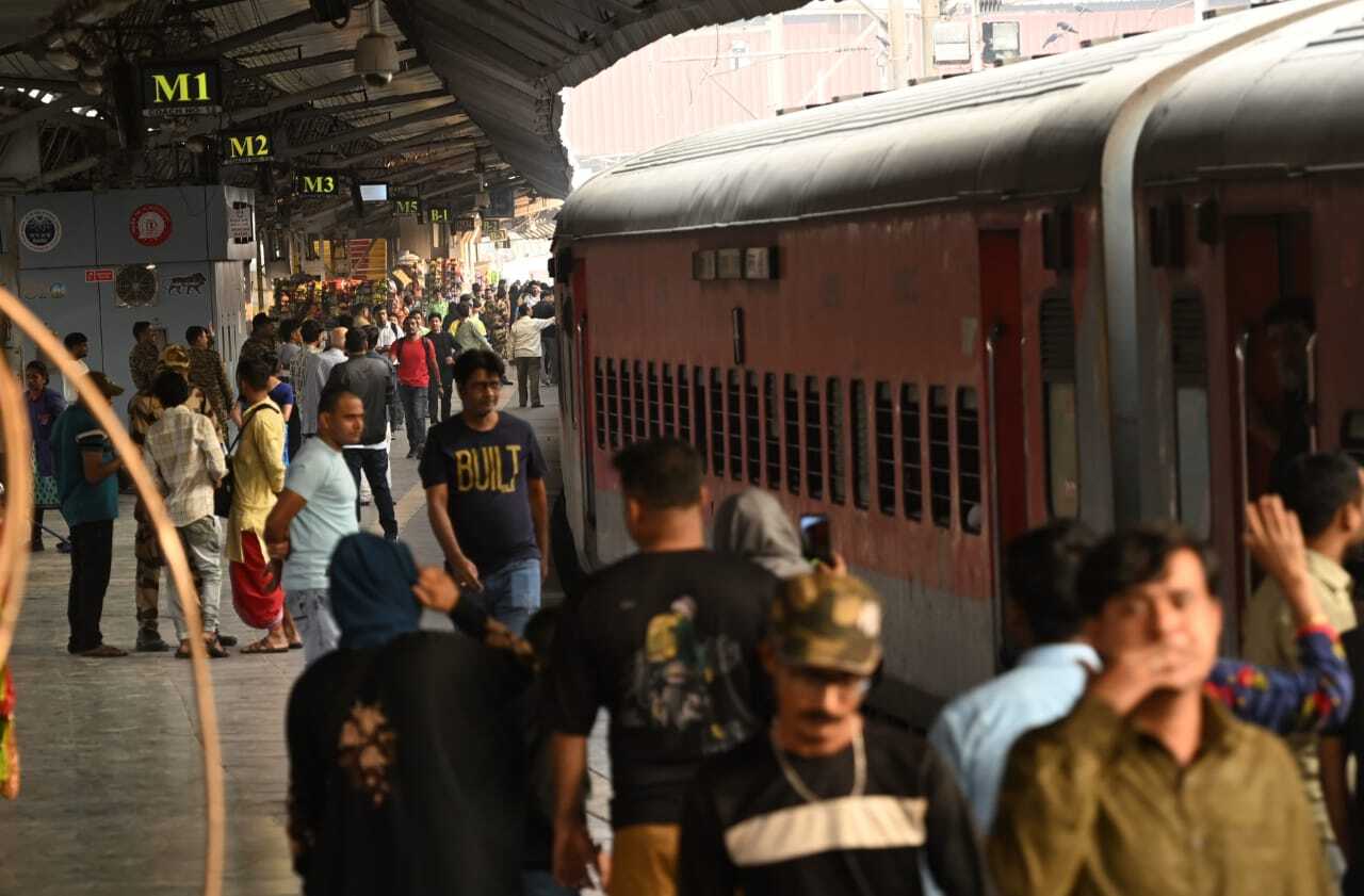 किसी ने चेन पुलिंग कर ट्रेन रोक दी, और घबराए यात्री नीचे कूदने लगे. इसी दौरान, दूसरे ट्रैक पर आ रही कर्नाटक एक्सप्रेस ने कई यात्रियों को कुचल दिया. 