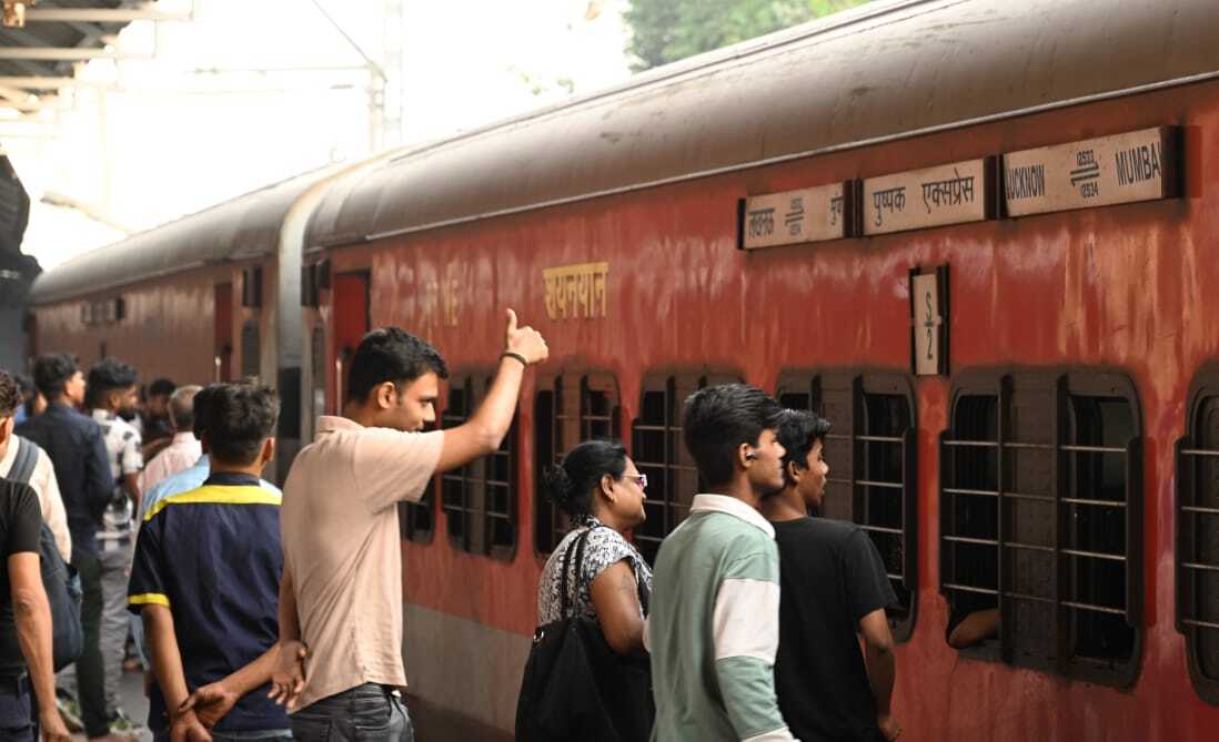 बता दें, हादसे के बाद पुष्पक एक्सप्रेस को रोका गया, और पूरी घटना के कारण ट्रेन कुछ घंटों की देरी से मुंबई पहुंची थी. 