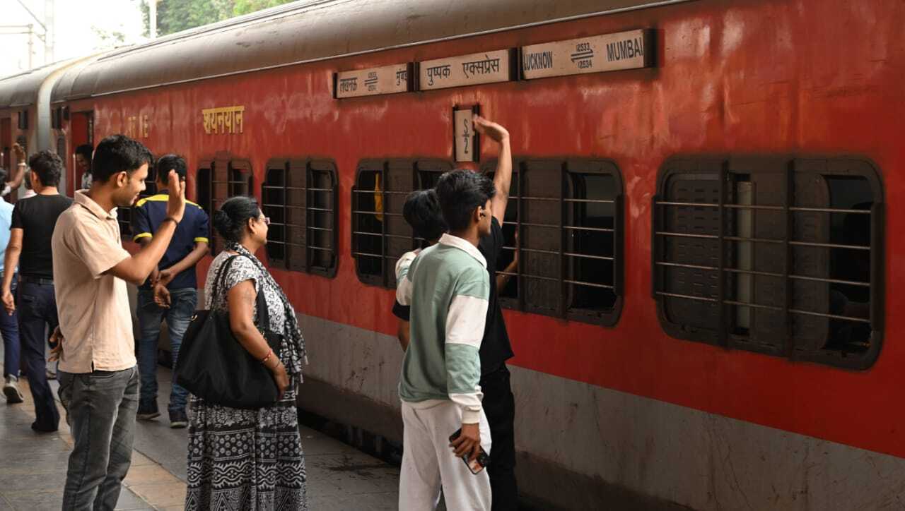 बता दें, पुष्पक एक्सप्रेस लखनऊ से मुंबई की ओर जा रही थी. पाचोरा स्टेशन के पास माहेजी और परधाड़े के बीच ट्रेन में आग लगने की अफवाह फैली, जिससे यात्री दहशत में आ गए.