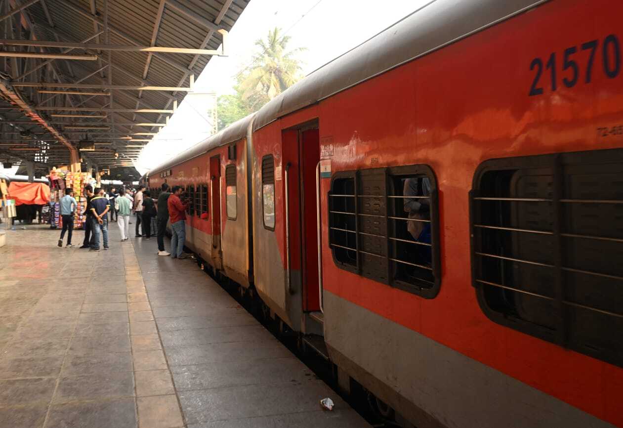 इस दर्दनाक हादसे में 13 लोगों की जान चली गई और कई घायल हो गए.