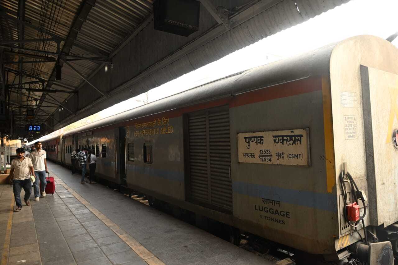 इस हादसे के बाद ट्रेन के कुछ यात्री अभी भी सदमे में हैं. कई ने सोशल मीडिया पर अपनी प्रतिक्रिया दी और इस अफवाह के पीछे की साजिश का खुलासा करने की मांग की.