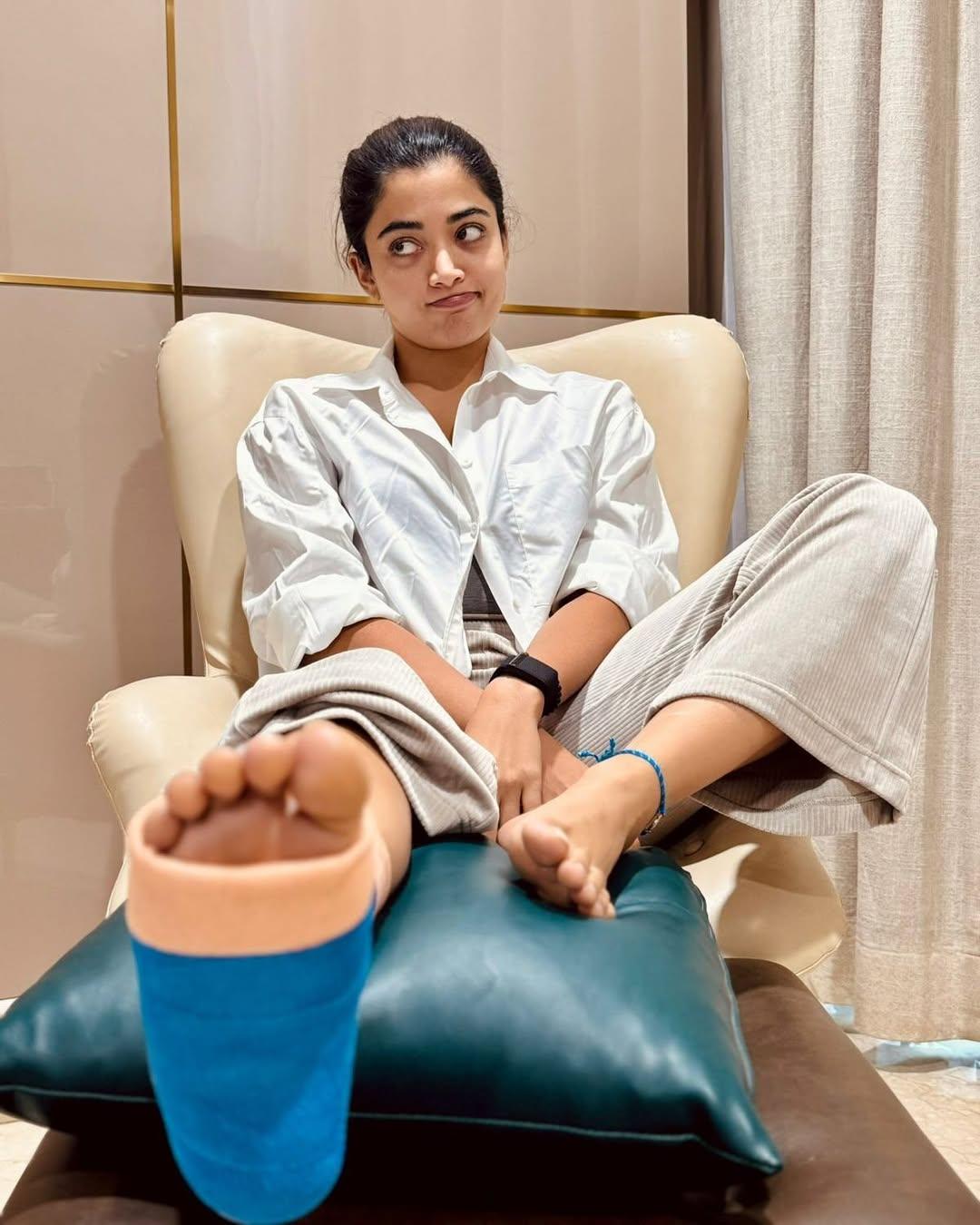 जिसमें अभिनेत्री ने लिखा, `खैर... मुझे लगता है कि मुझे नया साल मुबारक हो! मैंने वर्कआउट के दौरान जिम में खुद को घायल कर लिया है. अब मैं अगले कुछ हफ्तों या महीनों के लिए 
