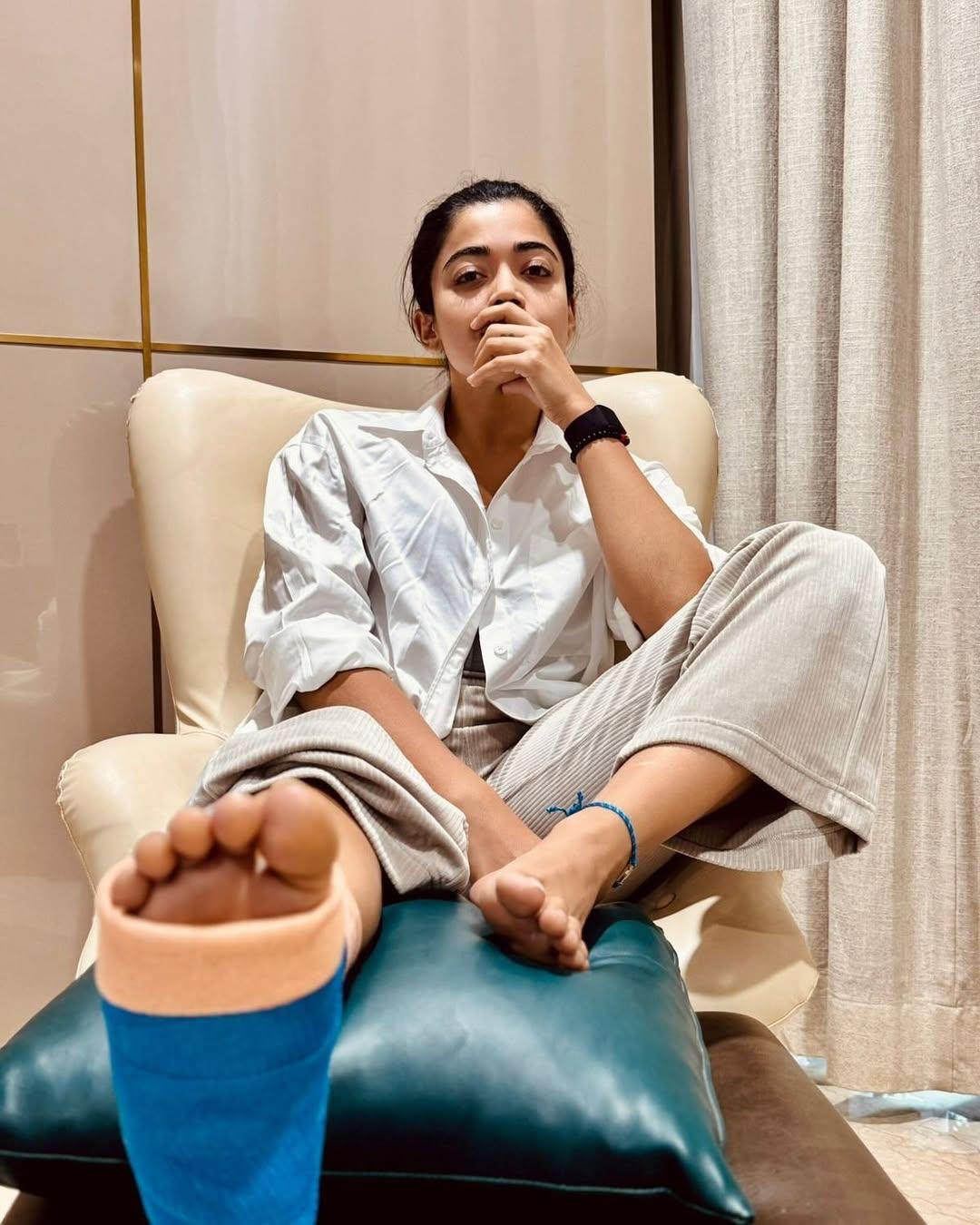 रश्मिका मंदाना ने आगे लिखा, ` इस देरी के लिए मेरे निर्देशकों को खेद है... मैं जल्द ही वापस आऊंगा, बस यह सुनिश्चित कर लूंगा कि मेरे पैर एक्शन के लिए फिट हैं (या कम से कम कूदने के लिए फिट हैं).`