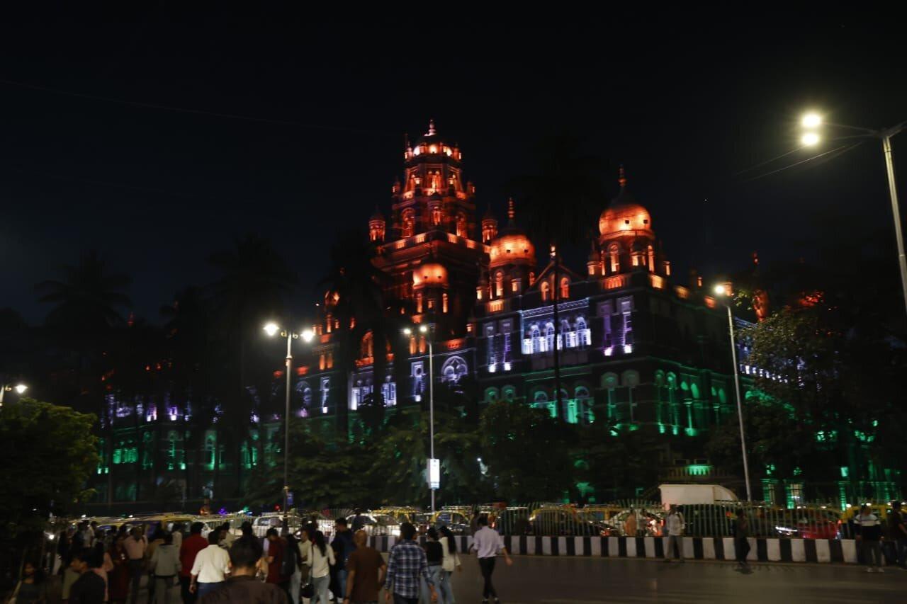 शहर में कई प्रतिष्ठित स्थलों को तिरंगे की रोशनी से सजाया गया है, जिससे पूरा माहौल राष्ट्रीय एकता और गौरव का अनुभव करा रहा है.
