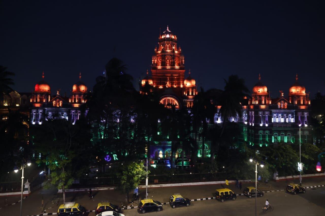 इस इमारत की ऐतिहासिक संरचना और तिरंगे की रोशनी का संगम देखने लायक है. लोग यहां आकर सेल्फी ले रहे हैं और इस भव्य नजारे को कैमरे में कैद कर रहे हैं.