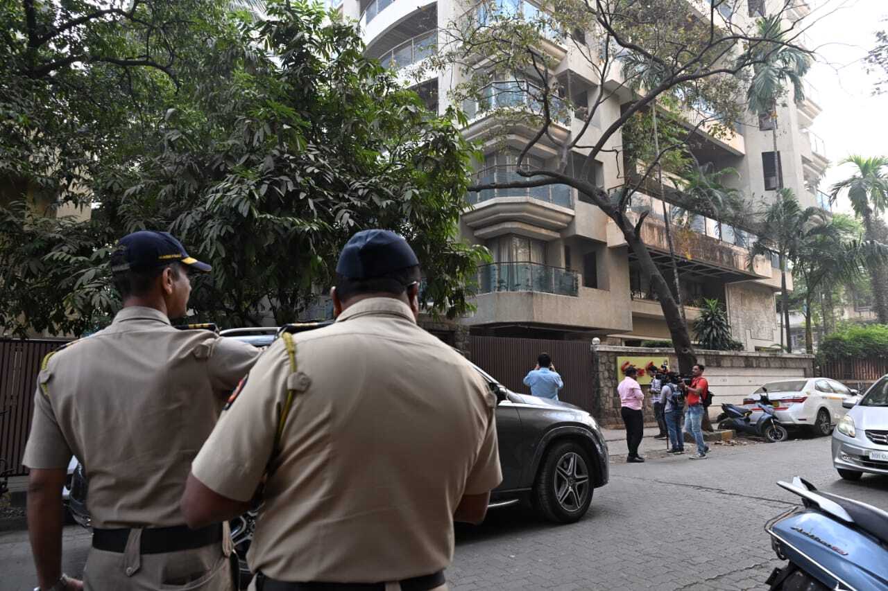 पुलिस के अनुसार, यह घटना कल देर रात की है, जब एक अज्ञात व्यक्ति ने अभिनेता के घर में घुसने की कोशिश की.  सूत्रों के मुताबिक, उस व्यक्ति ने सबसे पहले सैफ अली खान के घर की नौकरानी के साथ बहस शुरू कर दी. नौकरानी द्वारा शोर मचाने और विरोध करने पर सैफ अली खान स्थिति को संभालने के लिए सामने आए. हालांकि, जैसे ही सैफ ने बीच-बचाव करने की कोशिश की, उस व्यक्ति ने अचानक उन पर चाकू से हमला कर दिया.