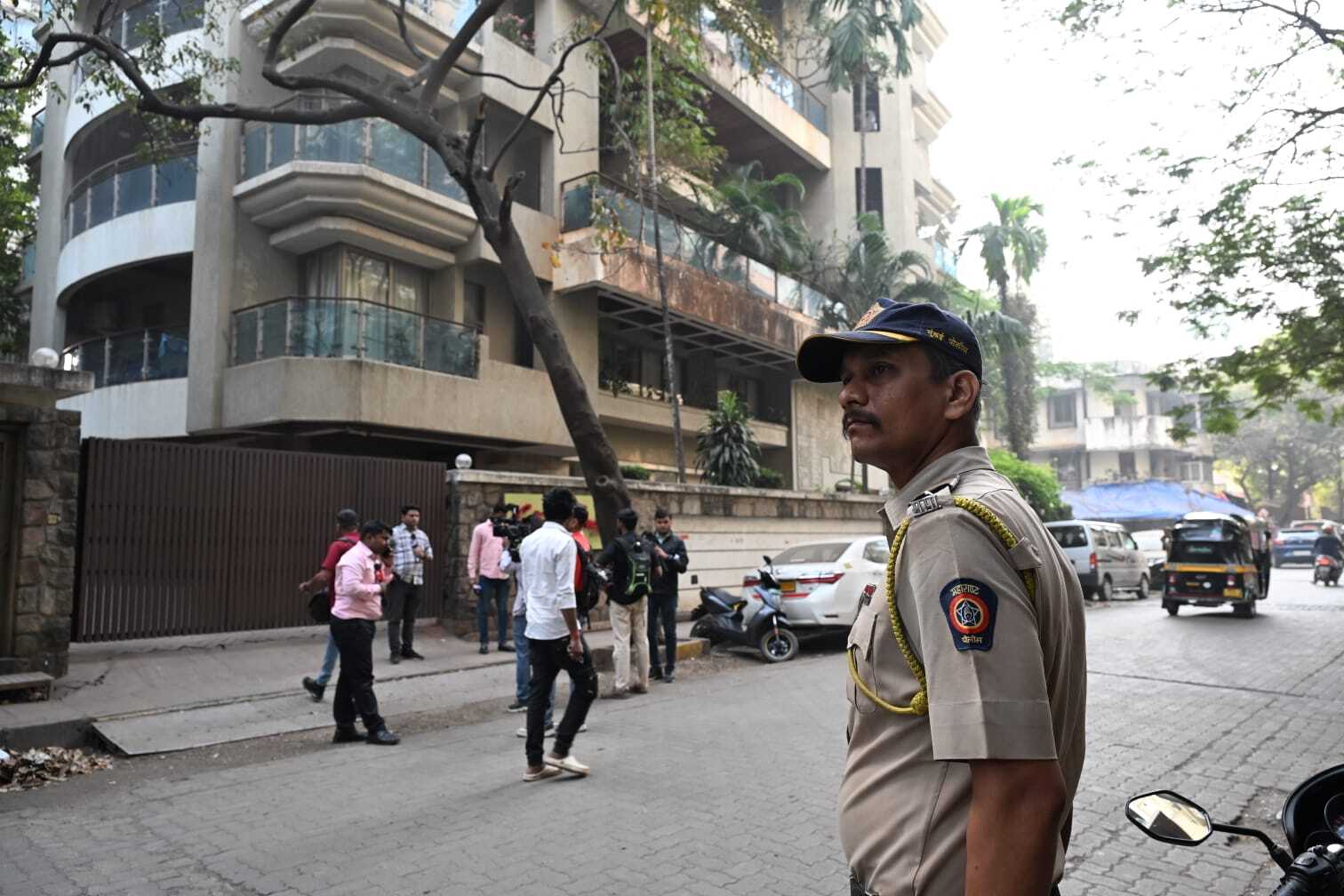 पुलिस ने यह भी बताया कि यह मामला संभवतः व्यक्तिगत दुश्मनी का हो सकता है, लेकिन अभी तक इस घटना के पीछे की असली वजह का खुलासा नहीं हुआ है. इस घटना के बाद सैफ अली खान के घर के बाहर सुरक्षा व्यवस्था कड़ी कर दी गई है. मुंबई पुलिस ने बयान जारी कर कहा है कि मामले की जांच तेजी से की जा रही है और आरोपी को जल्द ही गिरफ्तार कर लिया जाएगा.