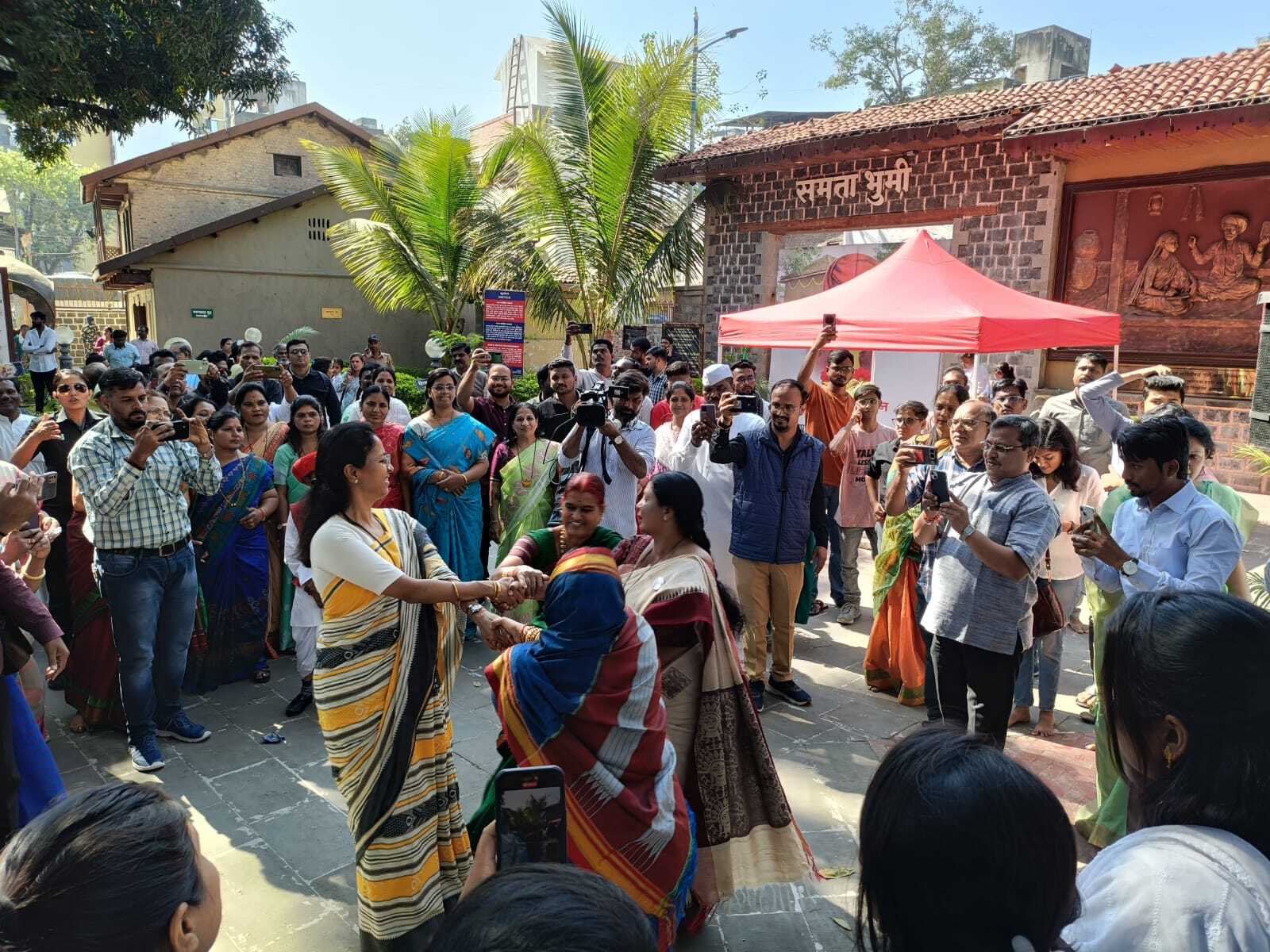 यह दृश्य, महाराष्ट्र में महाविकास अघाड़ी गठबंधन की तीनों पार्टियों—शिवसेना (यूबीटी), एनसीपी (एससीपी), और कांग्रेस—के बीच सहयोग और एकता को भी उजागर करता है. कार्यक्रम के दौरान दोनों नेताओं के `फुगड़ी` करते हुए तस्वीरें और वीडियो सोशल मीडिया पर तेजी से वायरल हो रहे हैं. 