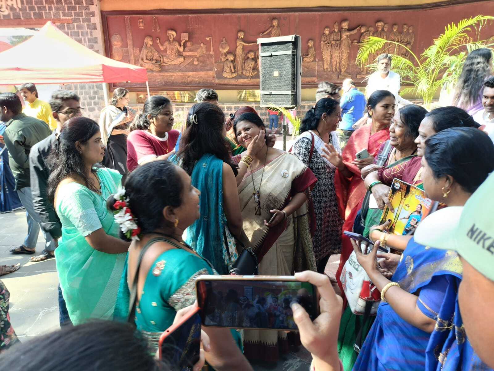 वीडियो और तस्वीरें वायरल होने के बाद अब जनता ने इसे बेहद सकारात्मक प्रतिक्रिया दी. इसे महाराष्ट्र की समृद्ध सांस्कृतिक विरासत और राजनीतिक नेताओं के बीच आपसी सामंजस्य का एक सुंदर उदाहरण बताया गया. सोशल मीडिया उपयोगकर्ताओं ने इस पल को न केवल नेताओं की सादगी और संस्कृति के प्रति सम्मान के रूप में देखा, बल्कि इसे महिला नेतृत्व के महत्व का प्रतीक भी माना. कई लोगों ने इसे राजनीति के गंभीर माहौल में एक ताजा और प्रेरणादायक बदलाव के रूप में सराहा.