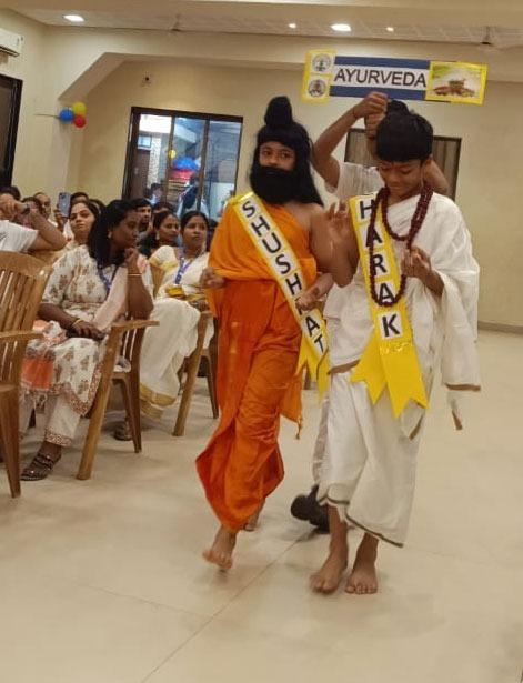वे ऋषियों और साधुओं की वेशभूषा में दिखाई दिए, जिन्होंने भारत की प्राचीन गौरवशाली परंपराओं को प्रभावी ढंग से जीवंत किया. 