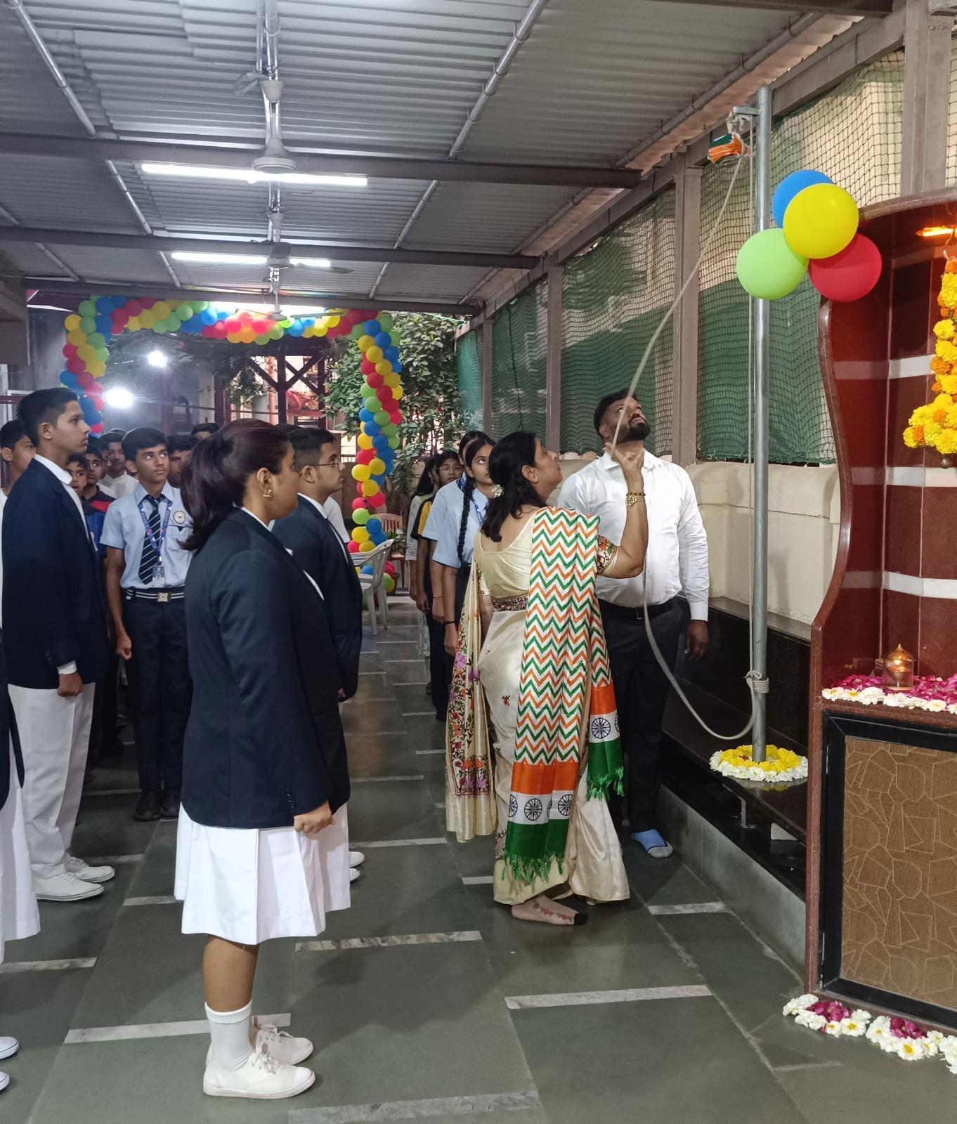 कार्यक्रम की शुरुआत स्कूल के प्रिंसिपल द्वारा झंडा फहराने के साथ हुई, जिसके बाद विद्यार्थियों ने विविध सांस्कृतिक प्रस्तुतियां दीं. 