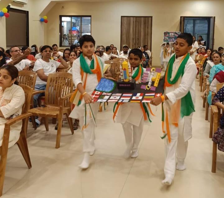 स्कूल परिसर में बच्चों और अभिभावकों का जोश देखते ही बन रहा था. देशभक्ति के रंग में डूबे इस कार्यक्रम ने न केवल छात्रों की प्रतिभा को उजागर किया, बल्कि भारत की गौरवशाली विरासत को भी पुनर्जीवित किया. 