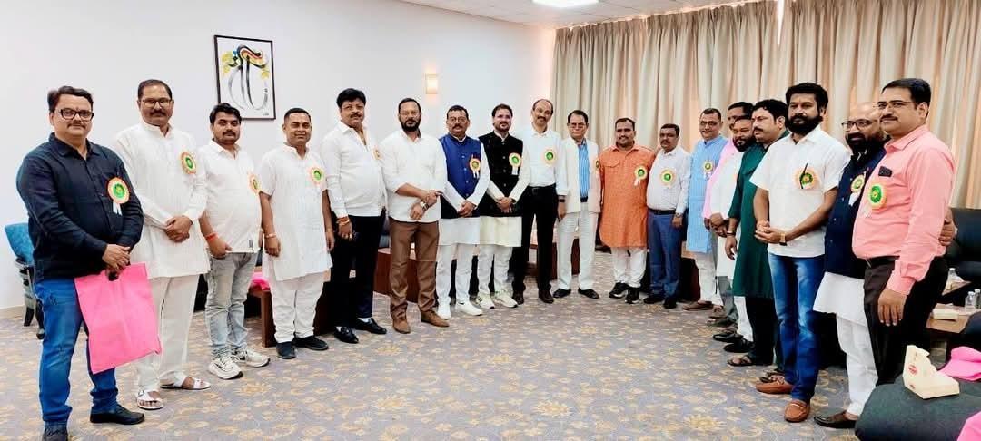 कार्यक्रम का सफल संचालन शिप्रा डे, पूनम दूबे और प्रिया अवस्थी ने किया. वहीं, वार्षिक रिपोर्ट विद्यालय की शिक्षिकाओं गौरी राउत और संतोषी तिवारी द्वारा प्रस्तुत की गई.