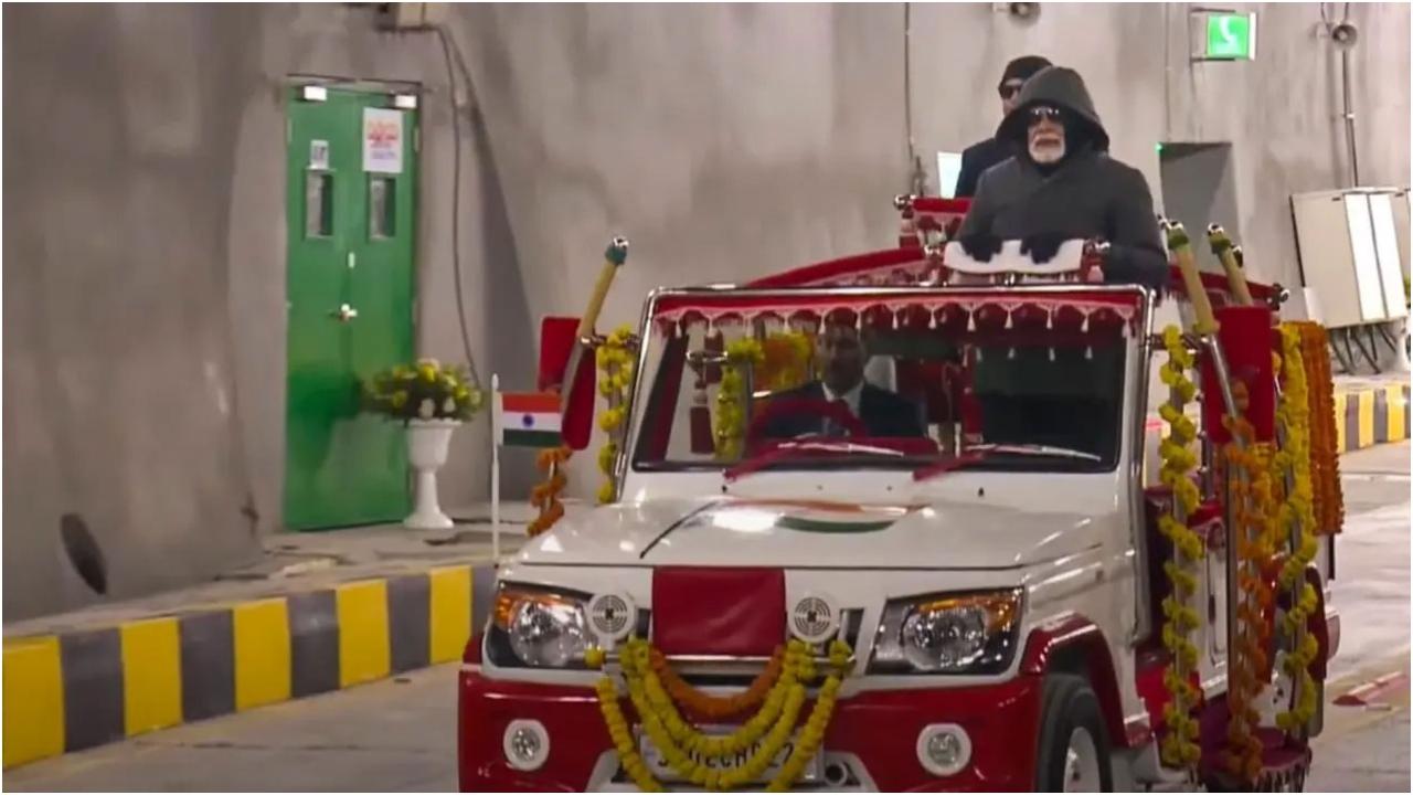 इस सुरंग के उद्घाटन समारोह में केंद्रीय मंत्री नितिन गडकरी, जम्मू-कश्मीर के मुख्यमंत्री उमर अब्दुल्ला और जम्मू-कश्मीर के उपराज्यपाल मनोज सिन्हा भी मौजूद रहे.