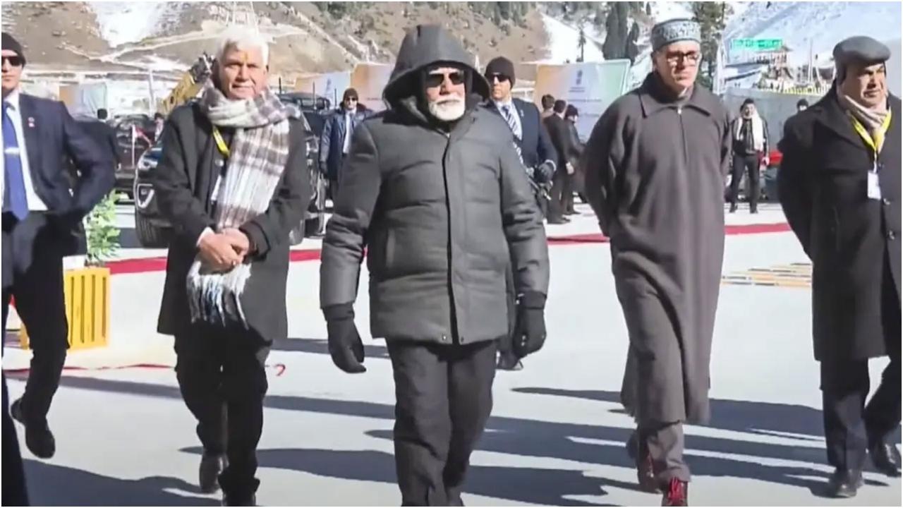 उद्घाटन के बाद पीएम मोदी ने सुरंग का निरीक्षण किया और इसके रूट मैप और निर्माण कार्य के बारे में विस्तृत जानकारी भी ली.