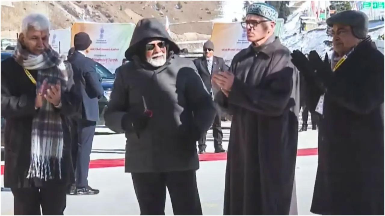 प्रधानमंत्री ने उन अधिकारियों और निर्माण श्रमिकों से बातचीत की जिन्होंने इस सुरंग के निर्माण के लिए सबसे कठिन परिस्थितियों में भी सावधानीपूर्वक काम किया है और इस इंजीनियरिंग उपलब्धि में उनके योगदान की सराहना की.
