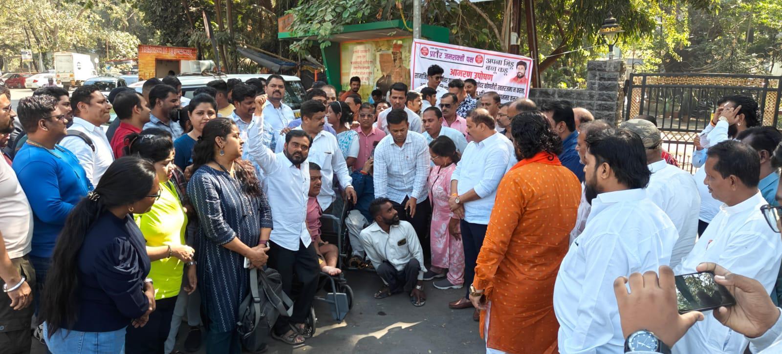ओमप्रकाश बाबाराव कडू (बच्चू कडू) ने प्रदर्शन स्थल पर पहुंचकर आंदोलनकारियों का समर्थन किया और प्रशासन पर दबाव बनाया. उन्होंने कहा कि भ्रष्टाचार और झूठे मामलों के खिलाफ लड़ाई में वे पूरी तरह प्रहार जनशक्ति पार्टी के साथ खड़े हैं.