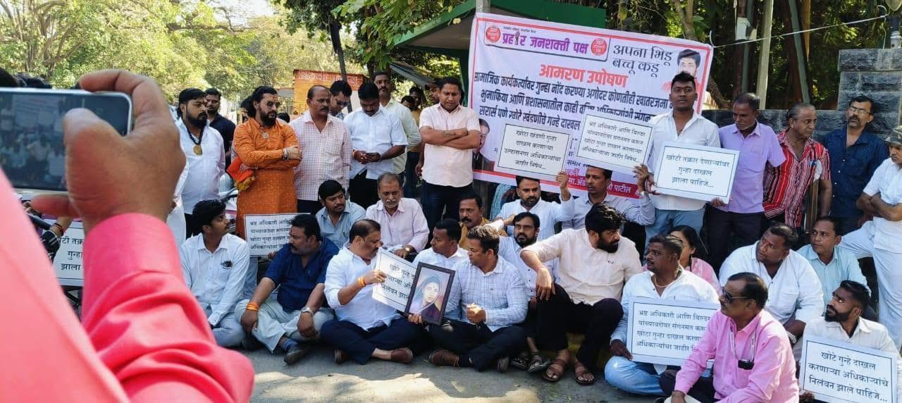 उनका आरोप था कि उल्हासनगर में टाउन प्लानर ललित खोबरागड़े द्वारा किए गए भ्रष्टाचार को छुपाने और विरोध को दबाने के लिए यह मामला दर्ज किया गया.