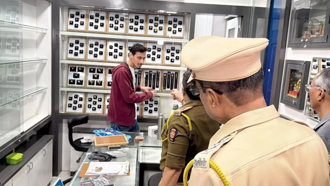 पुलिस वसई में आभूषण की दुकान पर अपराध स्थल की जांच कर रही है. File pic