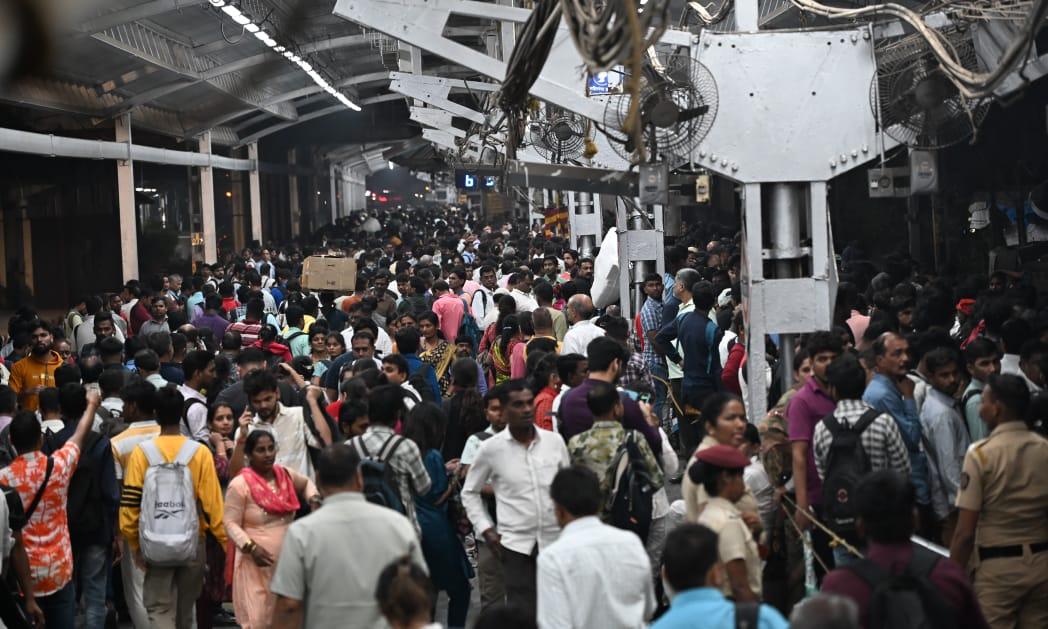 मिली जानकारी के अनुसार, ट्रेन सेवाओं में तकनीकी कारणों और रखरखाव के चलते देरी हुई थी. 