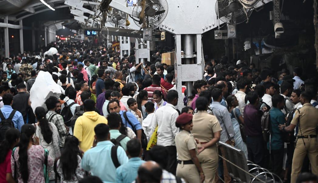 प्लेटफार्म पर अधिक ट्रेन सेवाएं, समय पर सूचना, और सुरक्षा उपायों में सुधार करने की मांग बार-बार उठाई जा रही है.