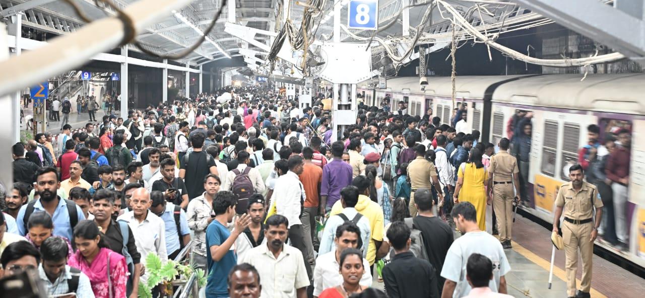 इस अप्रत्याशित भीड़ के कारण यात्रियों को ट्रेन में चढ़ने और उतरने में काफी कठिनाई का सामना करना पड़ा. 