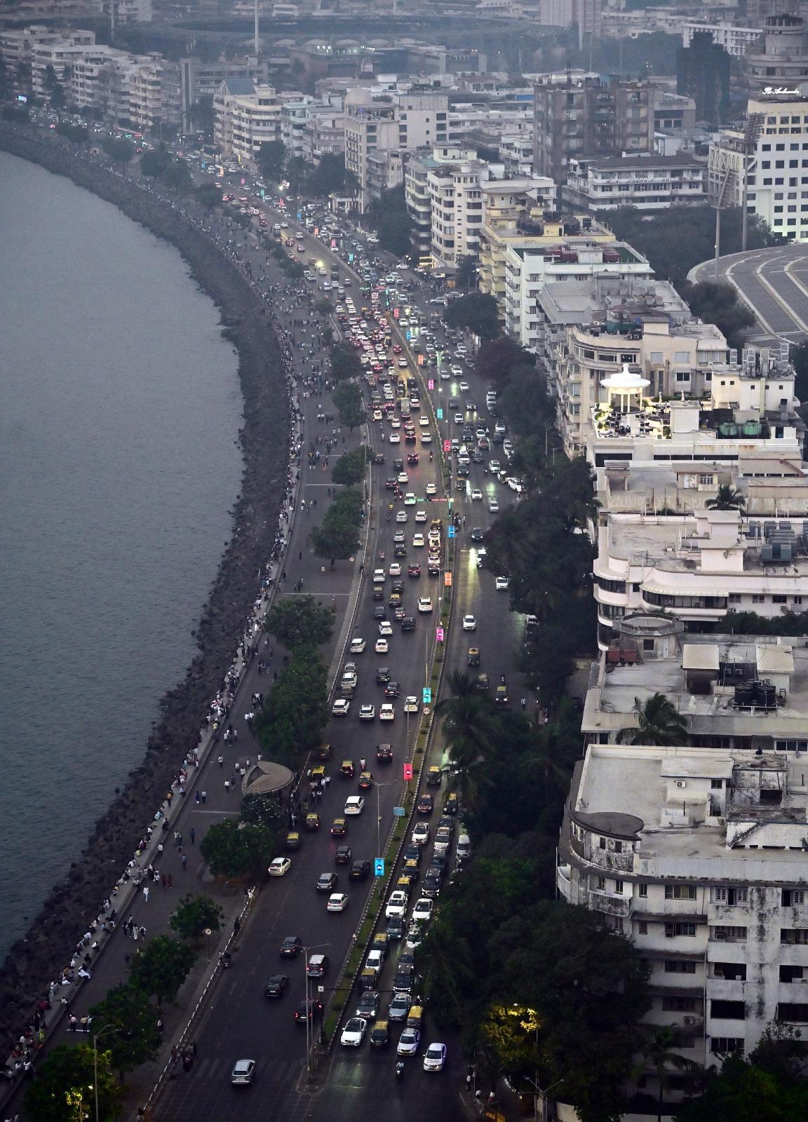 शनिवार, 11 जनवरी को तापमान 22°C से 31°C के बीच रहेगा और आर्द्रता 50 प्रतिशत तक बढ़ने की संभावना है. आगामी दिनों में मौसम स्थिर रहेगा.